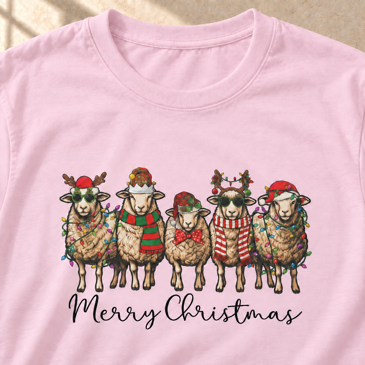 Merry Christmas Schafe – Weihnachts-T-Shirt, Hellrosa, Motiv und Stoff im Detail | color:light pink