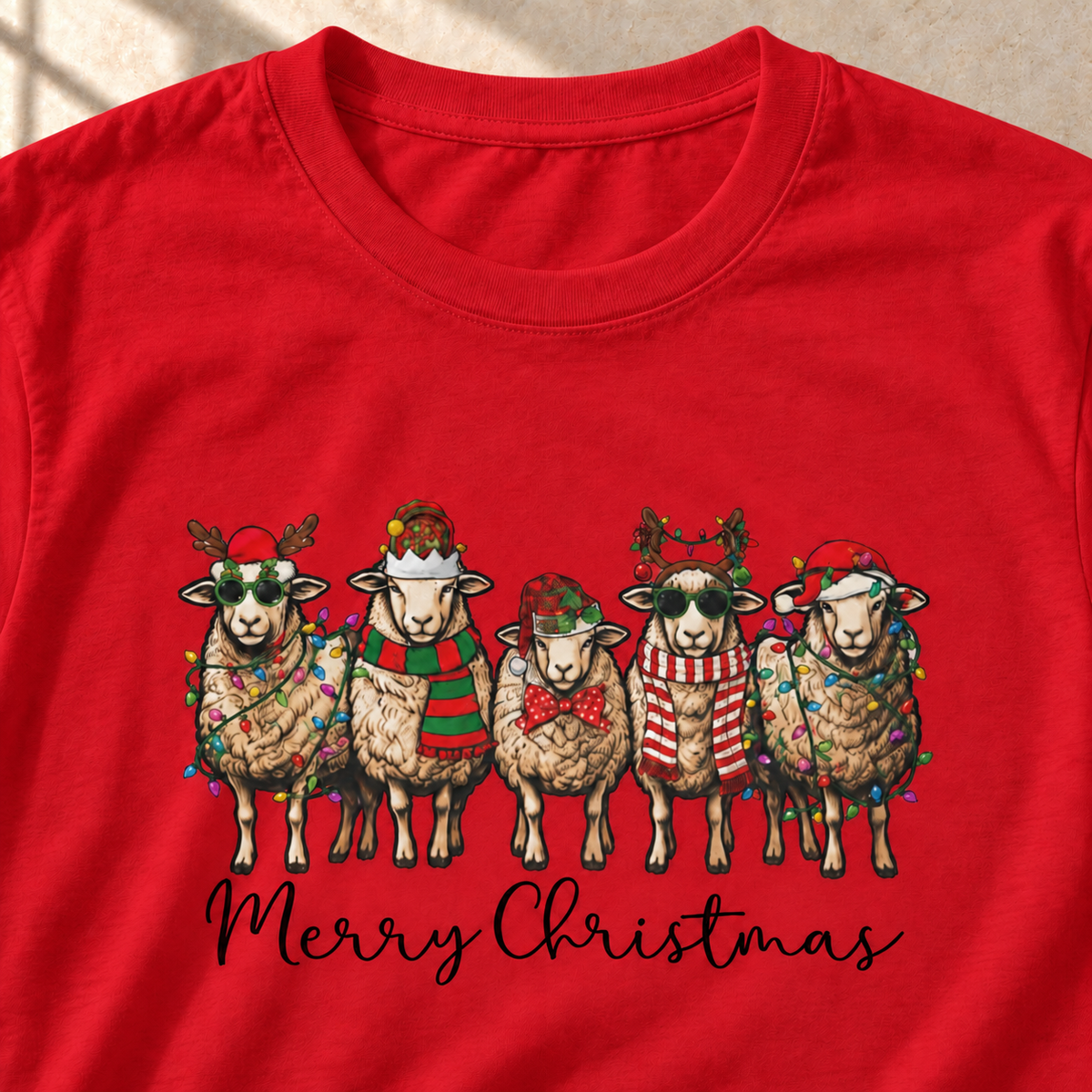 Merry Christmas Schafe – Weihnachts-T-Shirt, Rot, Motiv und Stoff im Detail | color:red