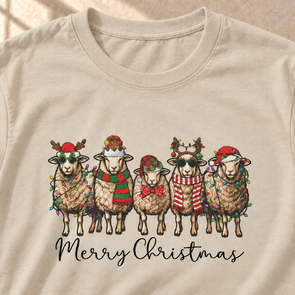 Merry Christmas Schafe – Weihnachts-T-Shirt, Sand, Motiv und Stoff im Detail | color:sand