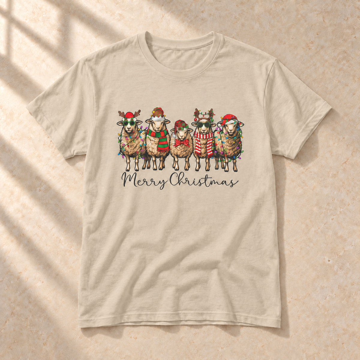 Merry Christmas Schafe – Weihnachts-T-Shirt, Sand, Gesamtansicht | color:sand