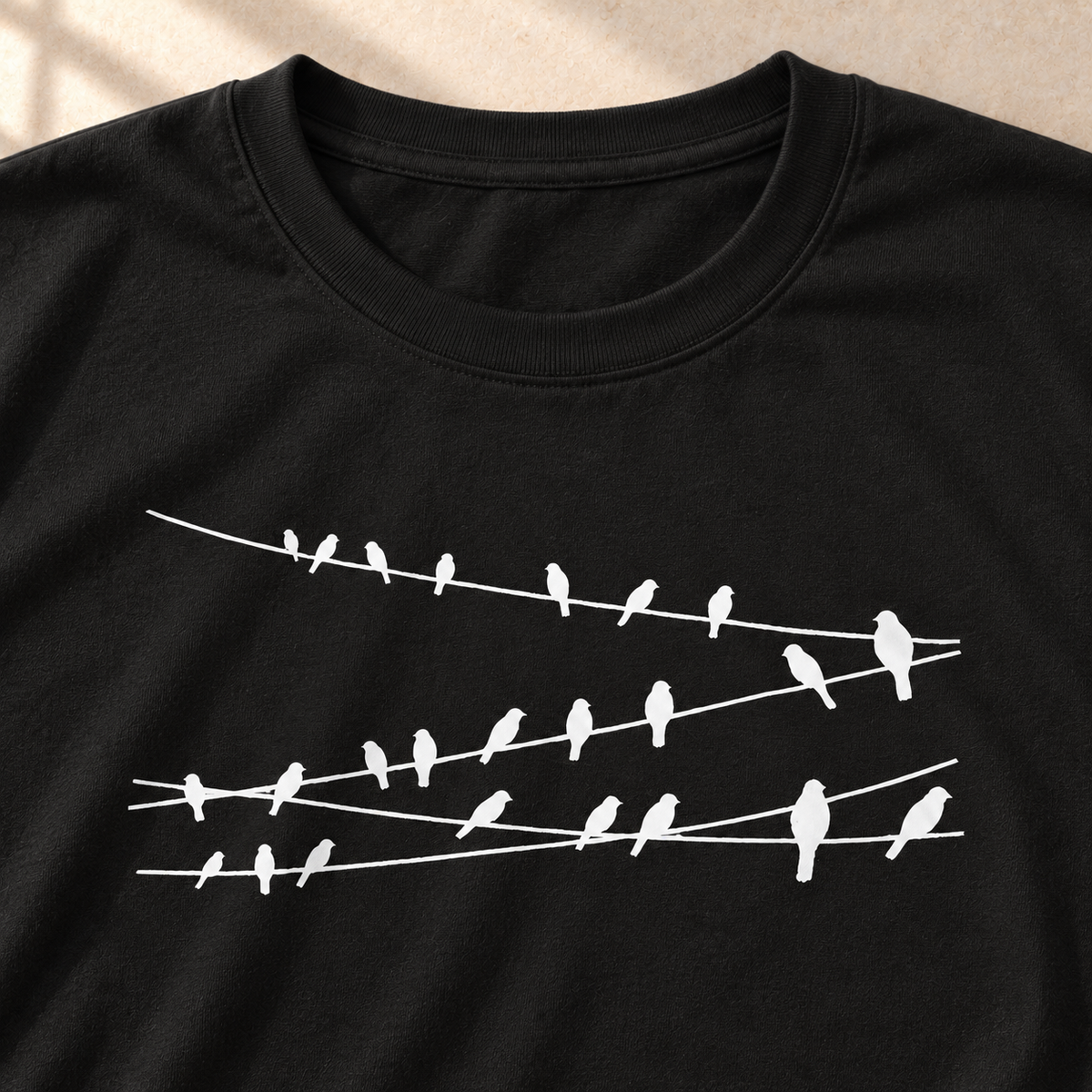 Vögel auf Drähten – Vogel-T-Shirt in Schwarz – Motivdetail | color:black