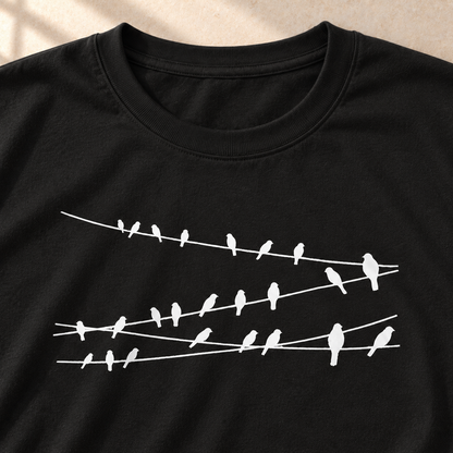 Vögel auf Drähten – Vogel-T-Shirt in Schwarz – Motivdetail | color:black