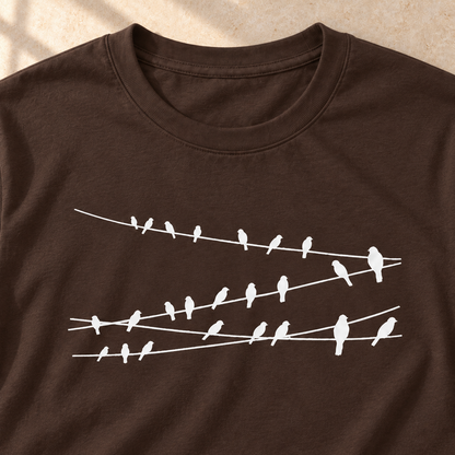 Vögel auf Drähten – Vogel-T-Shirt in Dunkelbraun – Motivdetail | color:dark chocolate