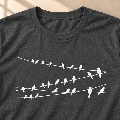 Vögel auf Drähten – Vogel-T-Shirt in Dunkelgrau meliert – Motivdetail | color:dark heather