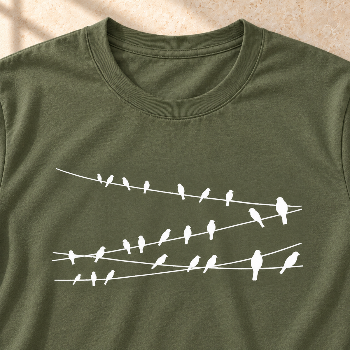 Vögel auf Drähten – Vogel-T-Shirt in Olivgrün – Motivdetail | color:military green
