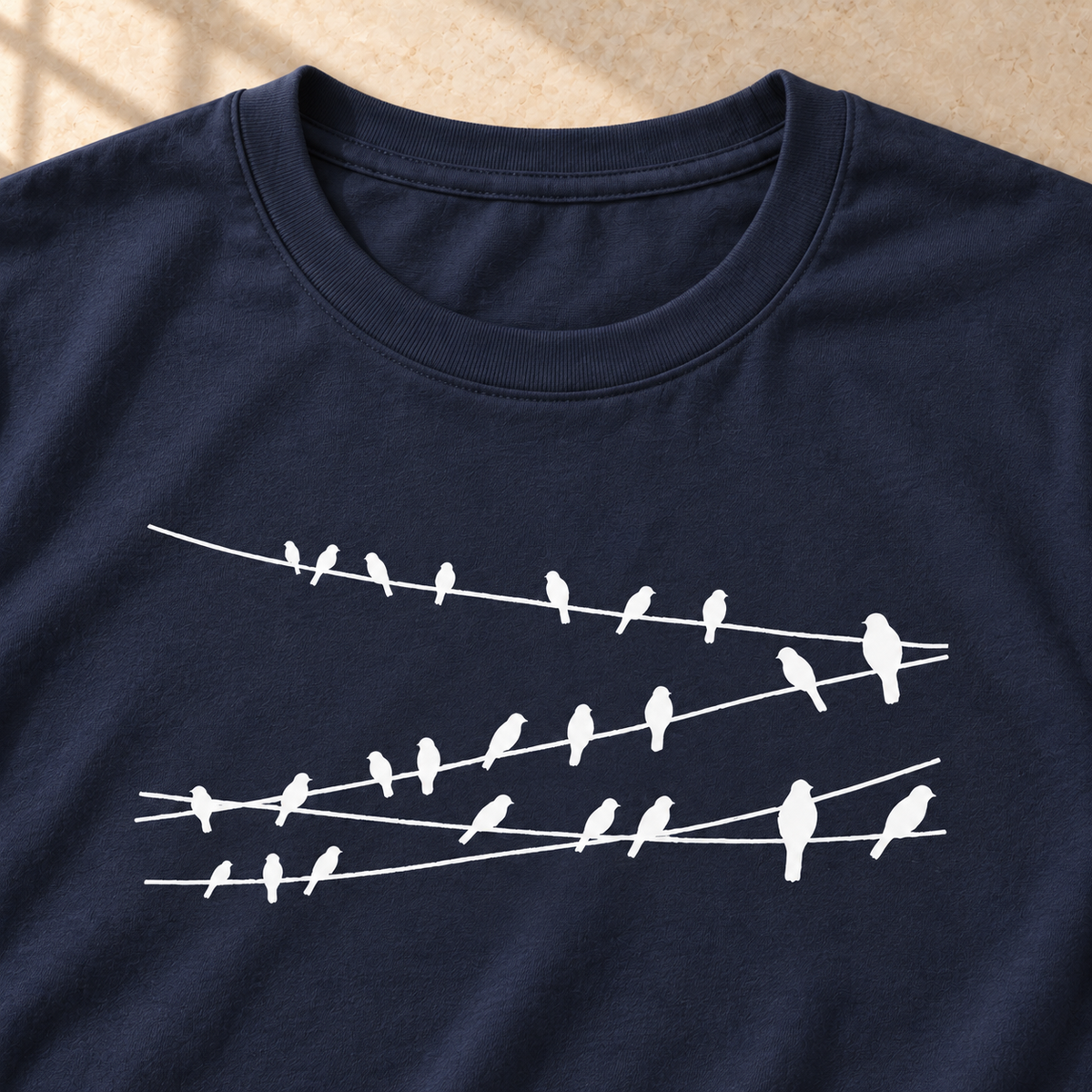 Vögel auf Drähten – Vogel-T-Shirt in Marineblau – Motivdetail | color:navy