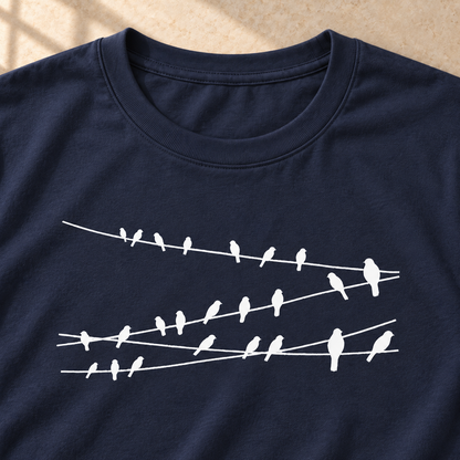 Vögel auf Drähten – Vogel-T-Shirt in Marineblau – Motivdetail | color:navy