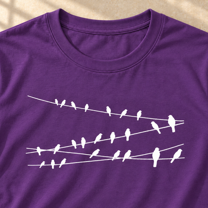 Vögel auf Drähten – Vogel-T-Shirt in Lila – Motivdetail | color:purple