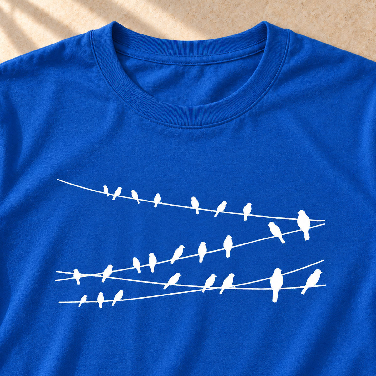 Vögel auf Drähten – Vogel-T-Shirt in Royalblau – Motivdetail | color:royal
