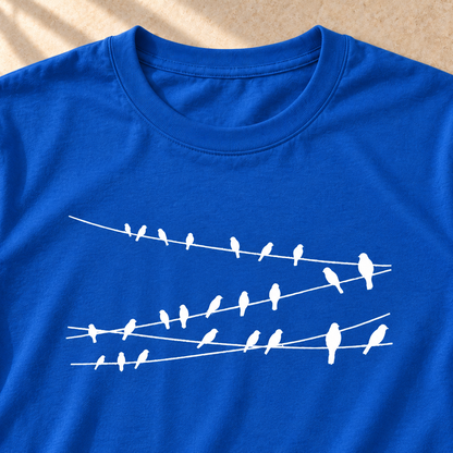 Vögel auf Drähten – Vogel-T-Shirt in Royalblau – Motivdetail | color:royal