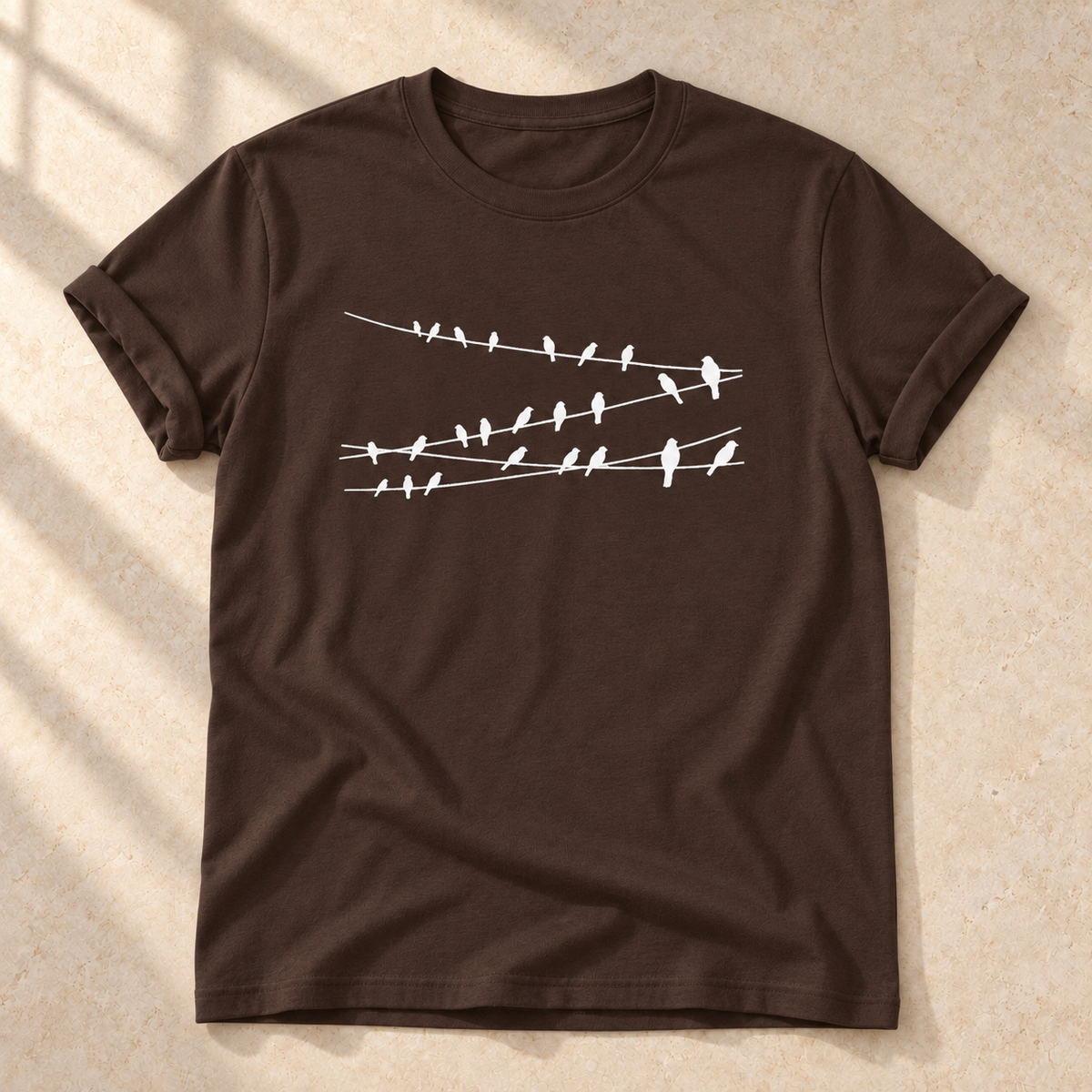 Vögel auf Drähten – Vogel-T-Shirt in Dunkelbraun – Vorderansicht als Mockup | color:dark chocolate