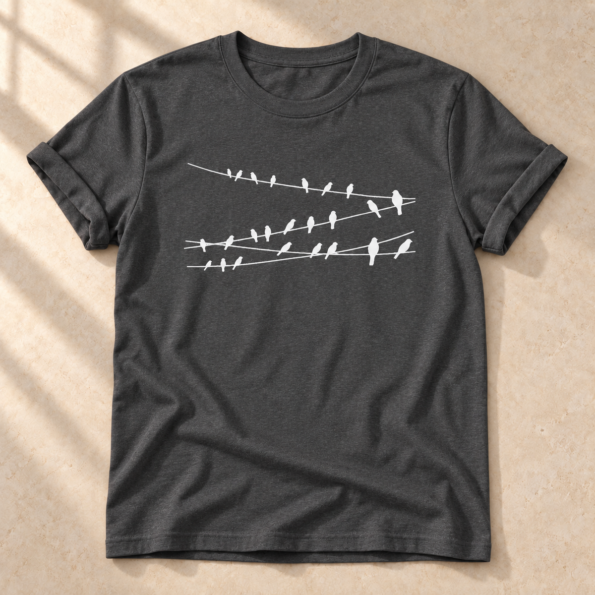 Vögel auf Drähten – Vogel-T-Shirt in Dunkelgrau meliert – Vorderansicht als Mockup | color:dark heather