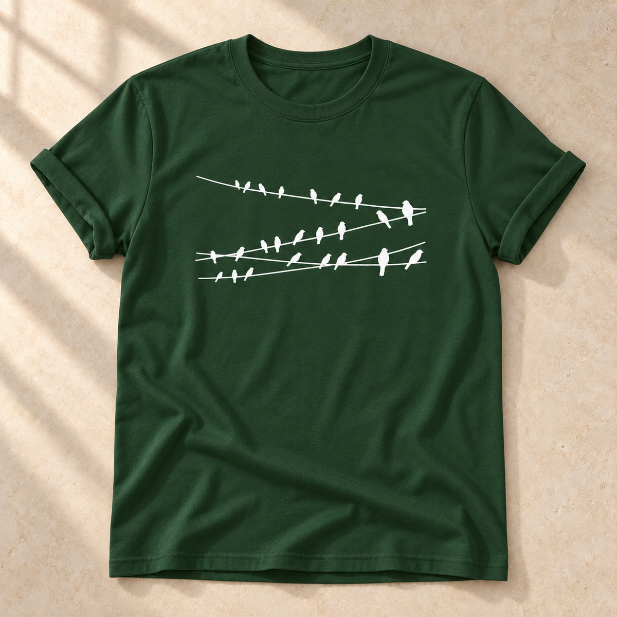 Vögel auf Drähten – Vogel-T-Shirt in Waldgrün – Vorderansicht als Mockup | color:forest green