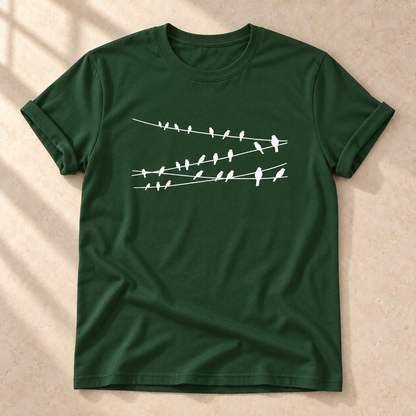 Vögel auf Drähten – Vogel-T-Shirt in Waldgrün – Vorderansicht als Mockup | color:forest green