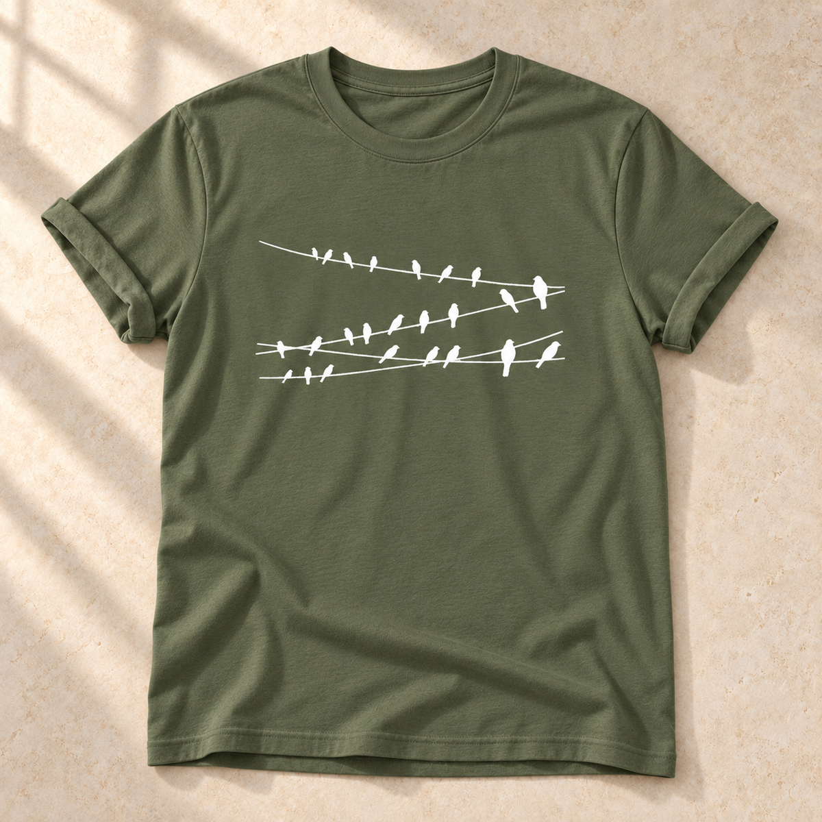 Vögel auf Drähten – Vogel-T-Shirt in Olivgrün – Vorderansicht als Mockup | color:military green