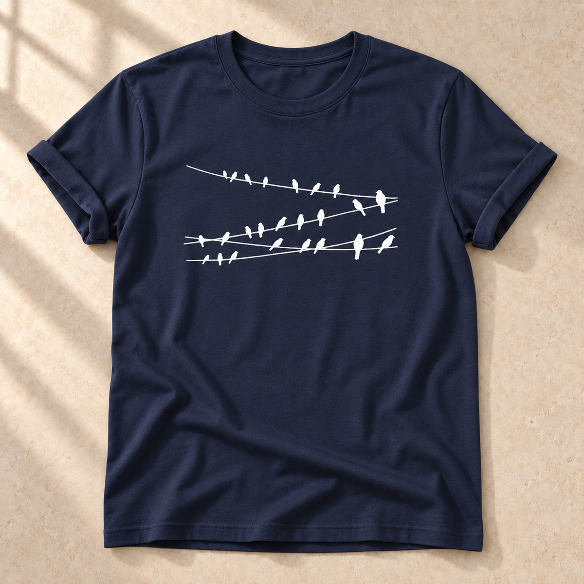 Vögel auf Drähten – Vogel-T-Shirt in Marineblau – Vorderansicht als Mockup | color:navy