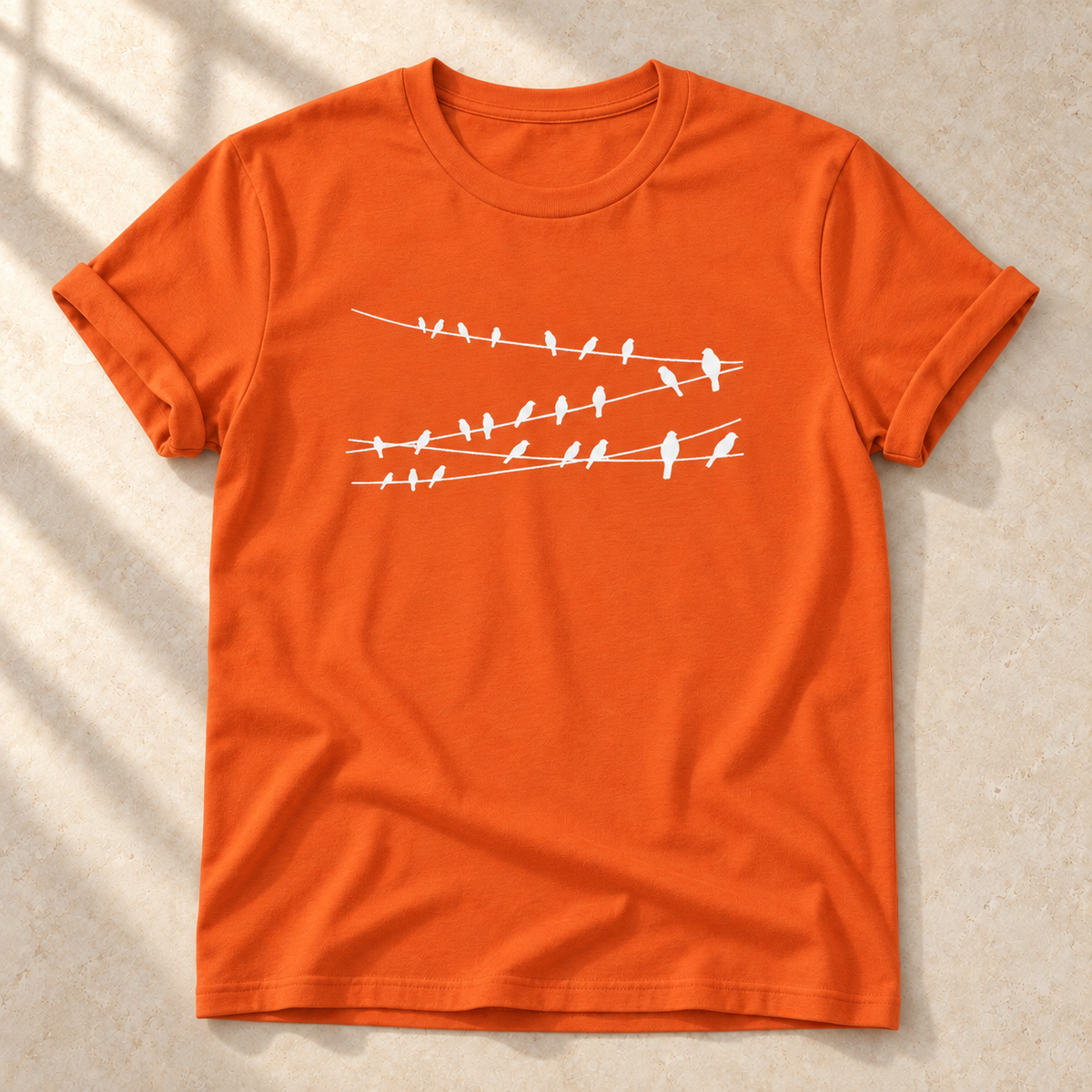 Vögel auf Drähten – Vogel-T-Shirt in Orange – Vorderansicht als Mockup | color:orange