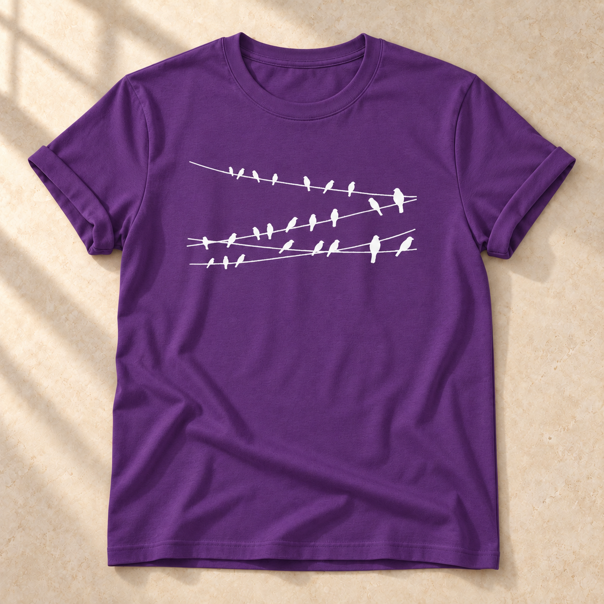 Vögel auf Drähten – Vogel-T-Shirt in Lila – Vorderansicht als Mockup | color:purple