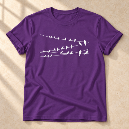 Vögel auf Drähten – Vogel-T-Shirt in Lila – Vorderansicht als Mockup | color:purple