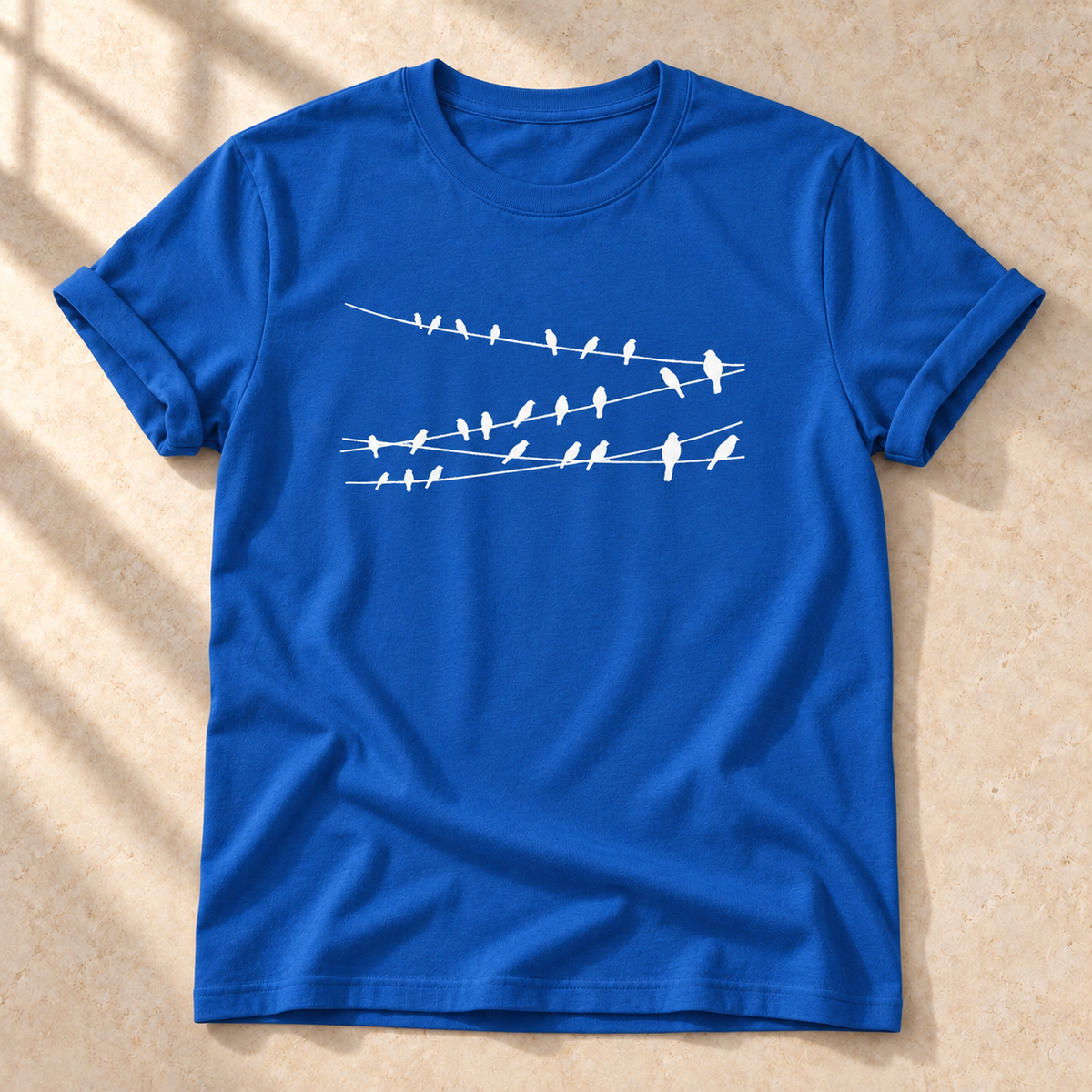 Vögel auf Drähten – Vogel-T-Shirt in Royalblau – Vorderansicht als Mockup | color:royal